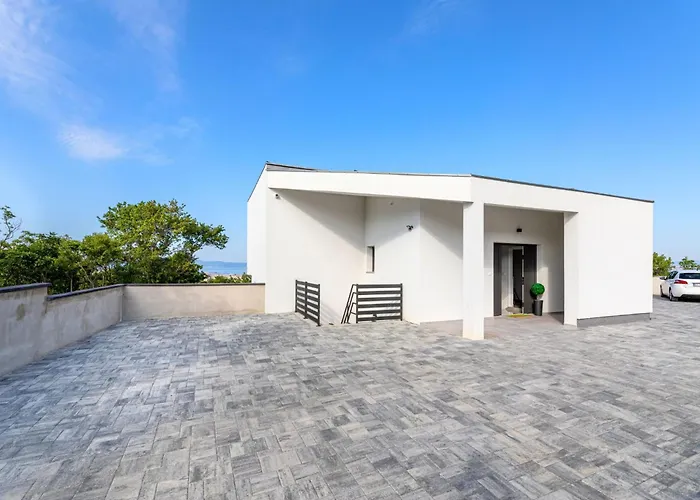 Juniperus Mit Eigenem Pool By Interhome Vikendica Smrika