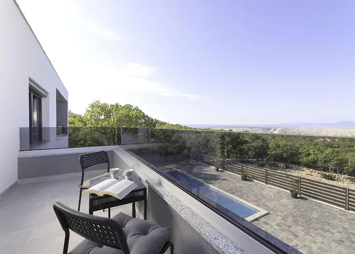 Juniperus Mit Eigenem Pool By Interhome Smrika